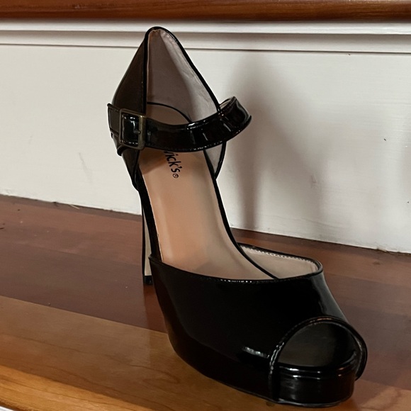 Open tie black patent pump. - Picture 6 of 7